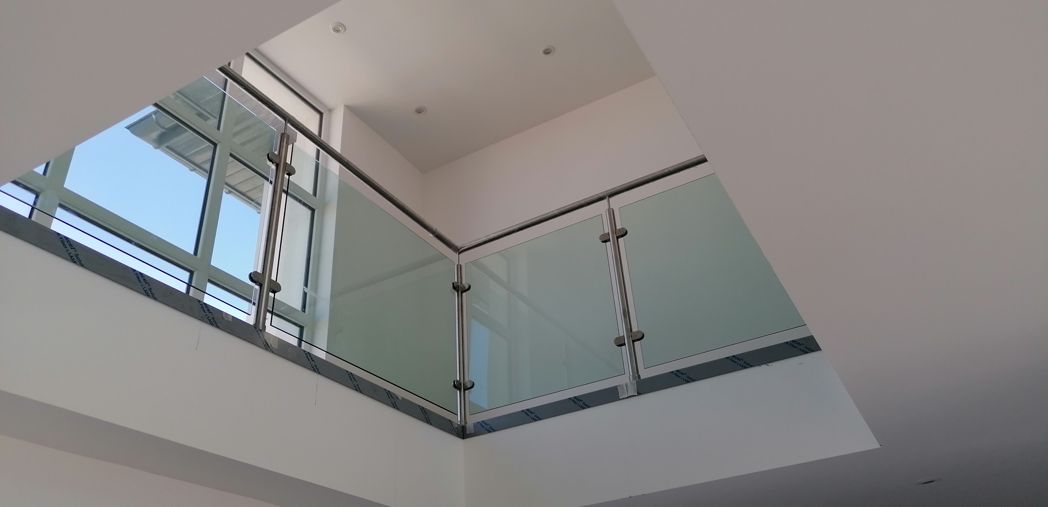 Escalier et garde-corps inox brossé avec remplissage verre
